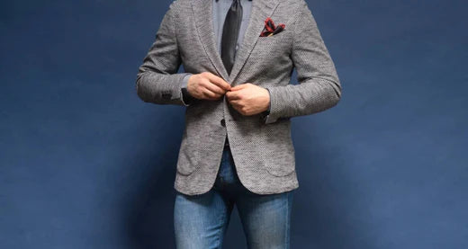 Wie man eine Krawatte mit einer Jeans trägt