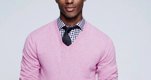 Wie man eine Krawatte mit einem Pullover trägt