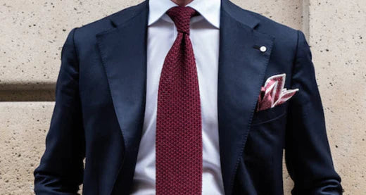 Wie man eine gestrickte Krawatte trägt