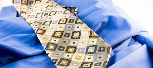 Welche Farbe hat eine Krawatte mit einem blauen Hemd