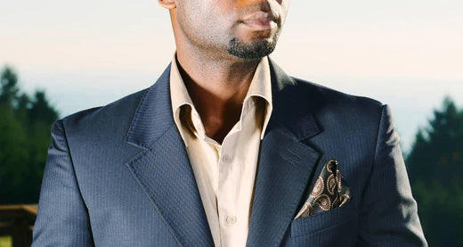 Welche Krawatte trägt man zu einem marineblauen Anzug