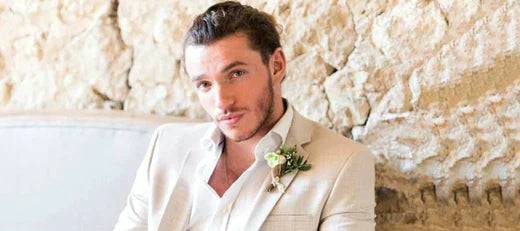 Welche Krawatte trägt man zu einem beigefarbenen Anzug?