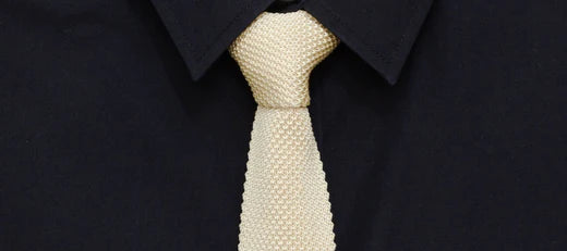 Welche Krawatte trägt man mit einem schwarzen Hemd?