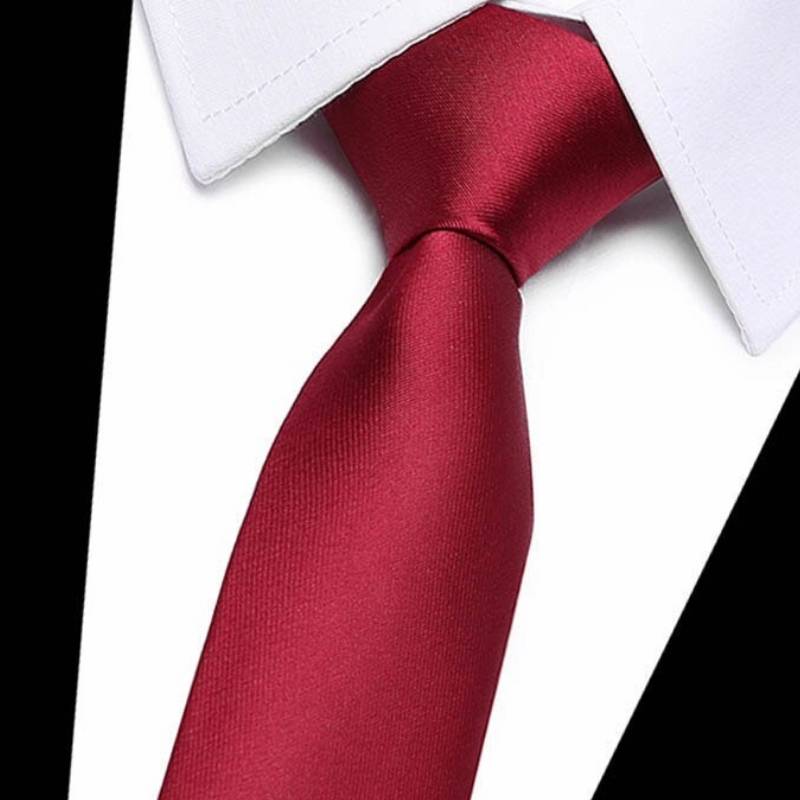 Einfarbige rote Krawatte