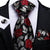 Schwarze Krawatte mit roter Rose