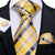 Gelbe Krawatte mit weißen und schwarzen Streifen
