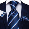 Blau-weiß gestreifte Krawatte