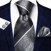 Gestreifte Krawatte in Silber und Grau